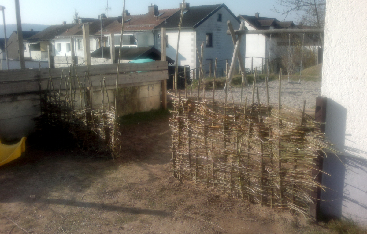 Zaun aus Weiden